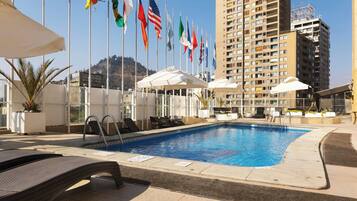 Sæsonbestemt udendørs pool, hytter (tillægsgebyr), liggestole