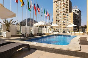 Seasonal outdoor pool, pool cabanas (surcharge), pool loungers - Le Méridien Santiago (Santiago)