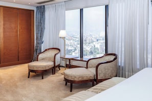 Ropa de cama de alta calidad, edredón, camas con pillow-top y minibar 