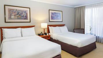 Habitación clásica, 2 camas Queen size, vista a la ciudad | Ropa de cama de alta calidad, edredón, camas con pillow-top y minibar