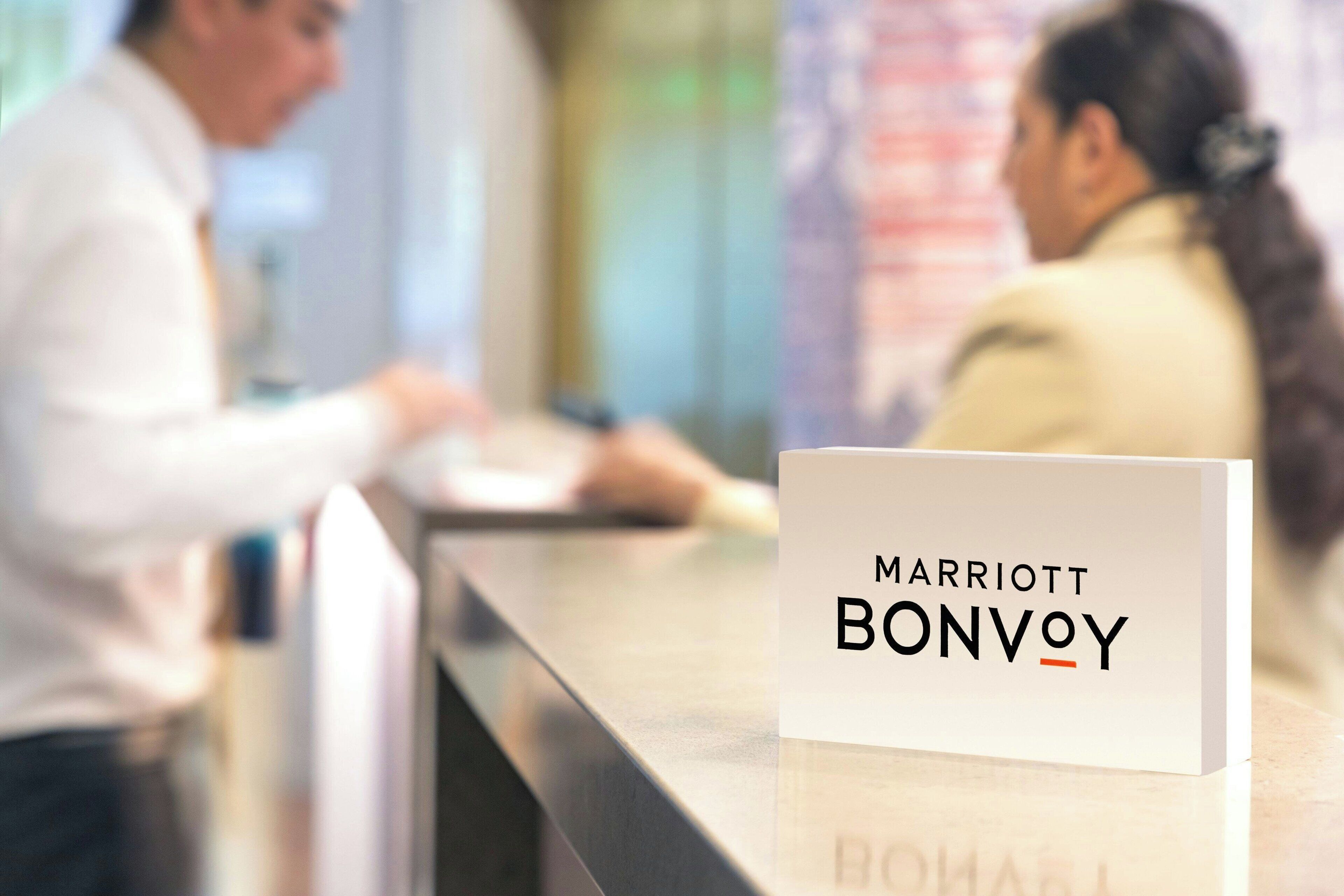 Eine Rezeption mit einem Schild, auf dem 'Marriott Bonvoy' steht.