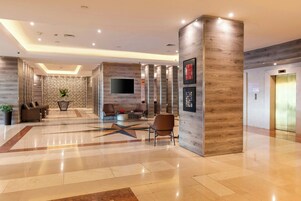 Serves lunch, dinner, and happy hour