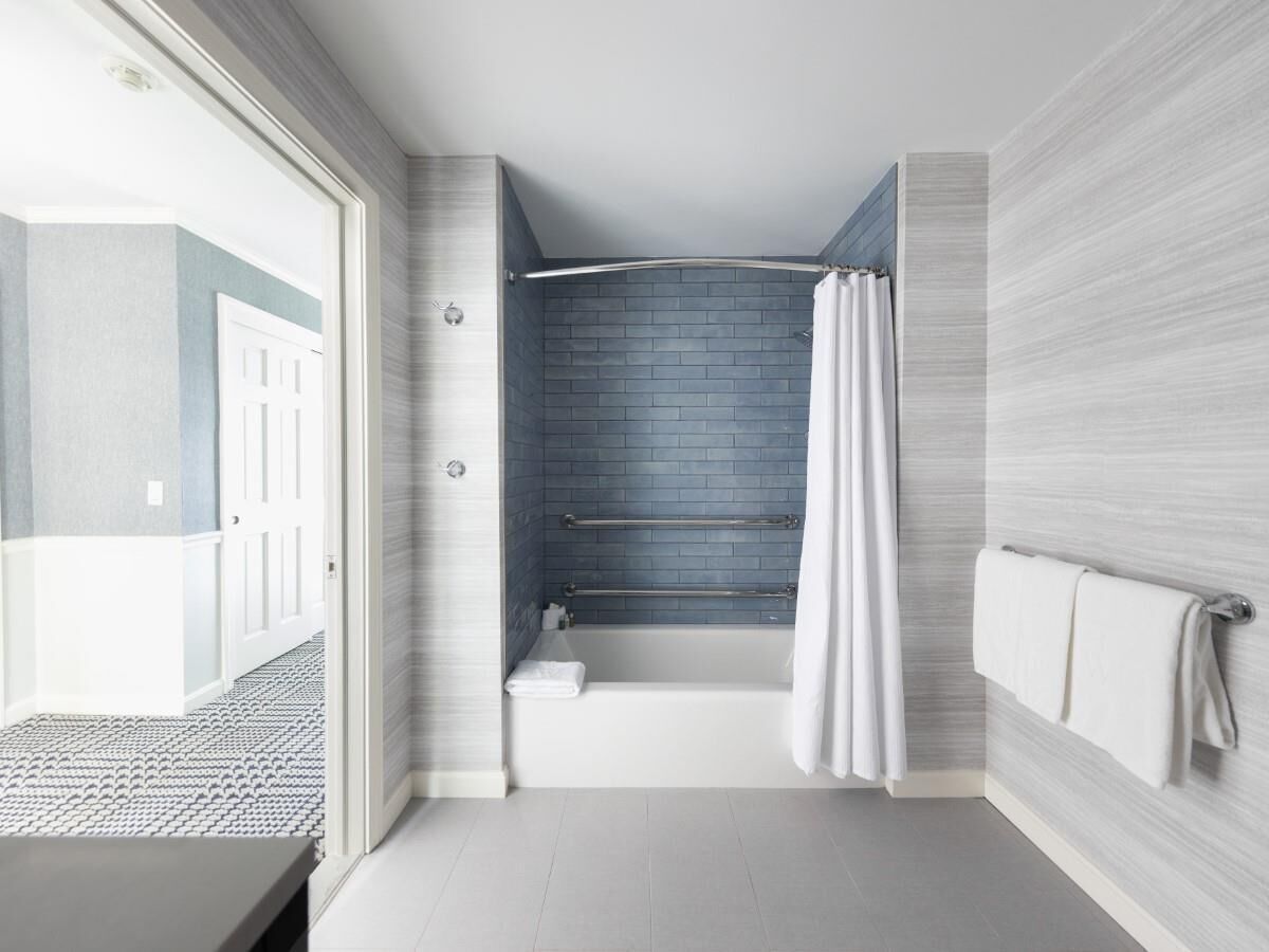 Un bagno moderno con vasca, doccia e servizi igienici.