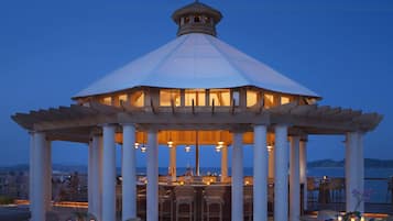 6 restaurants, breakfast, lunch, dinner served; American cuisine