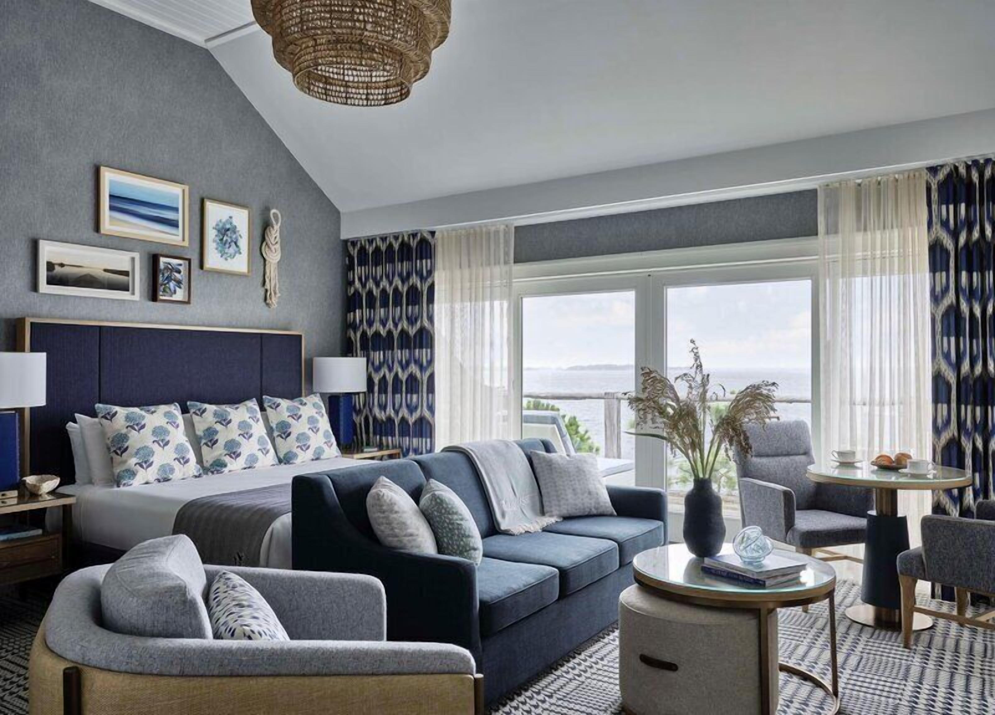 Signature Water View King | Frette Italian sheets, premium bedding, down comforters, minibar