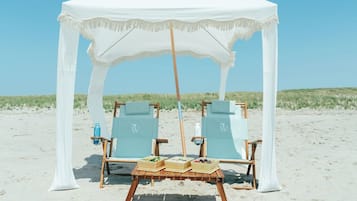 Pantai pribadi, payung pantai, handuk pantai, dan bar pantai