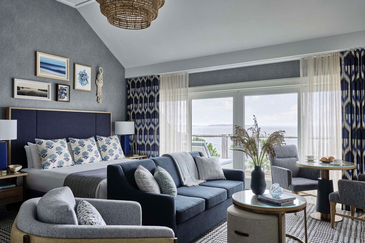 Signature Water View King | Frette Italian sheets, premium bedding, down comforters, minibar