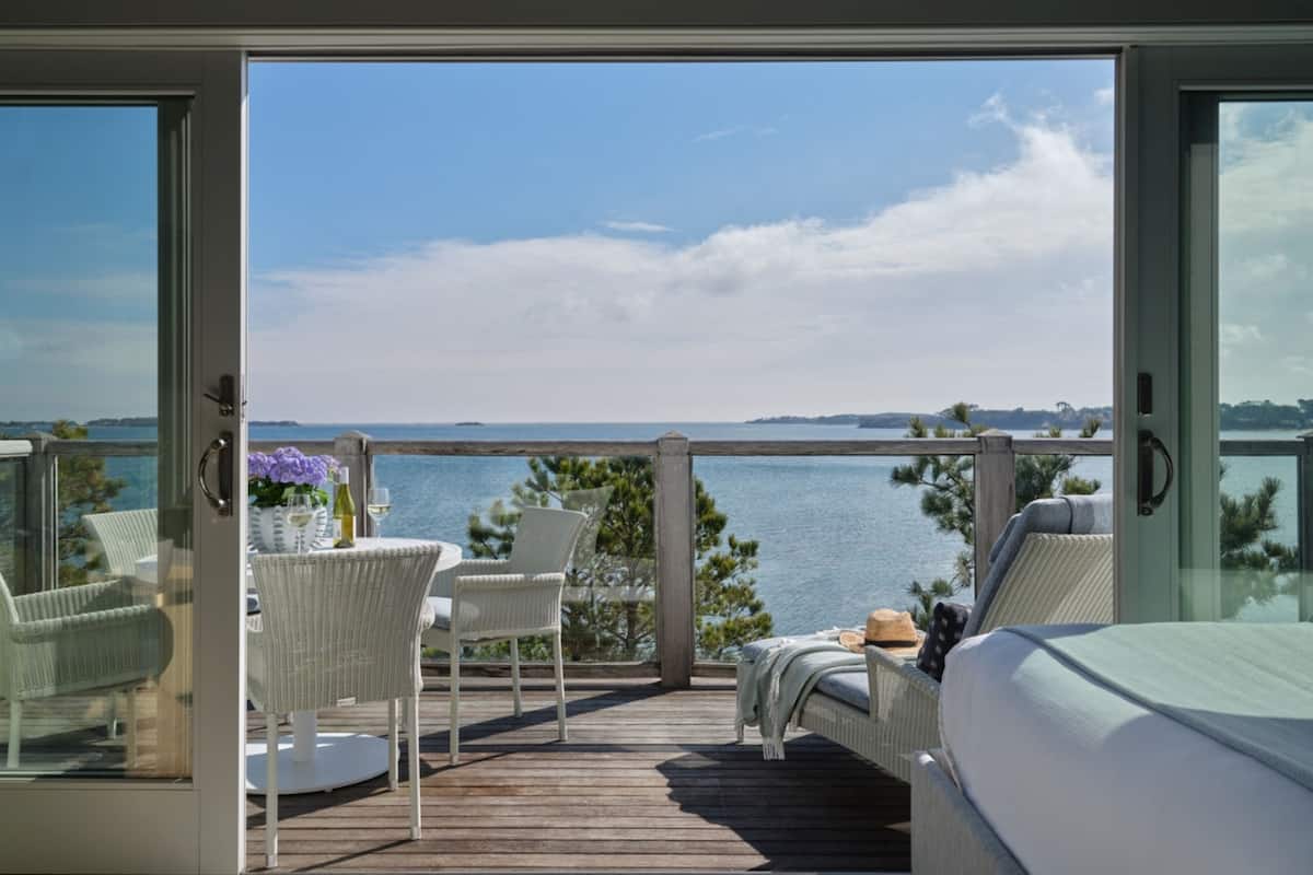 round cove suite | frette italian sheets, premium bedding, down duvets, minibar