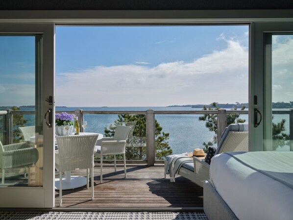 Round Cove Suite | Frette Italian sheets, premium bedding, down comforters, minibar