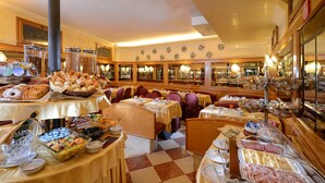 A buffet with various food items and a checkered floor. - Hotel Rialto (Venice)