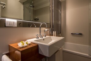 Deluxe Apartment, 1 Bedroom, Canal View (separate entrance with stair lift) | Bathroom | Eco-friendly toiletries, hair dryer, towels, soap - Hotel Rialto (Venice)