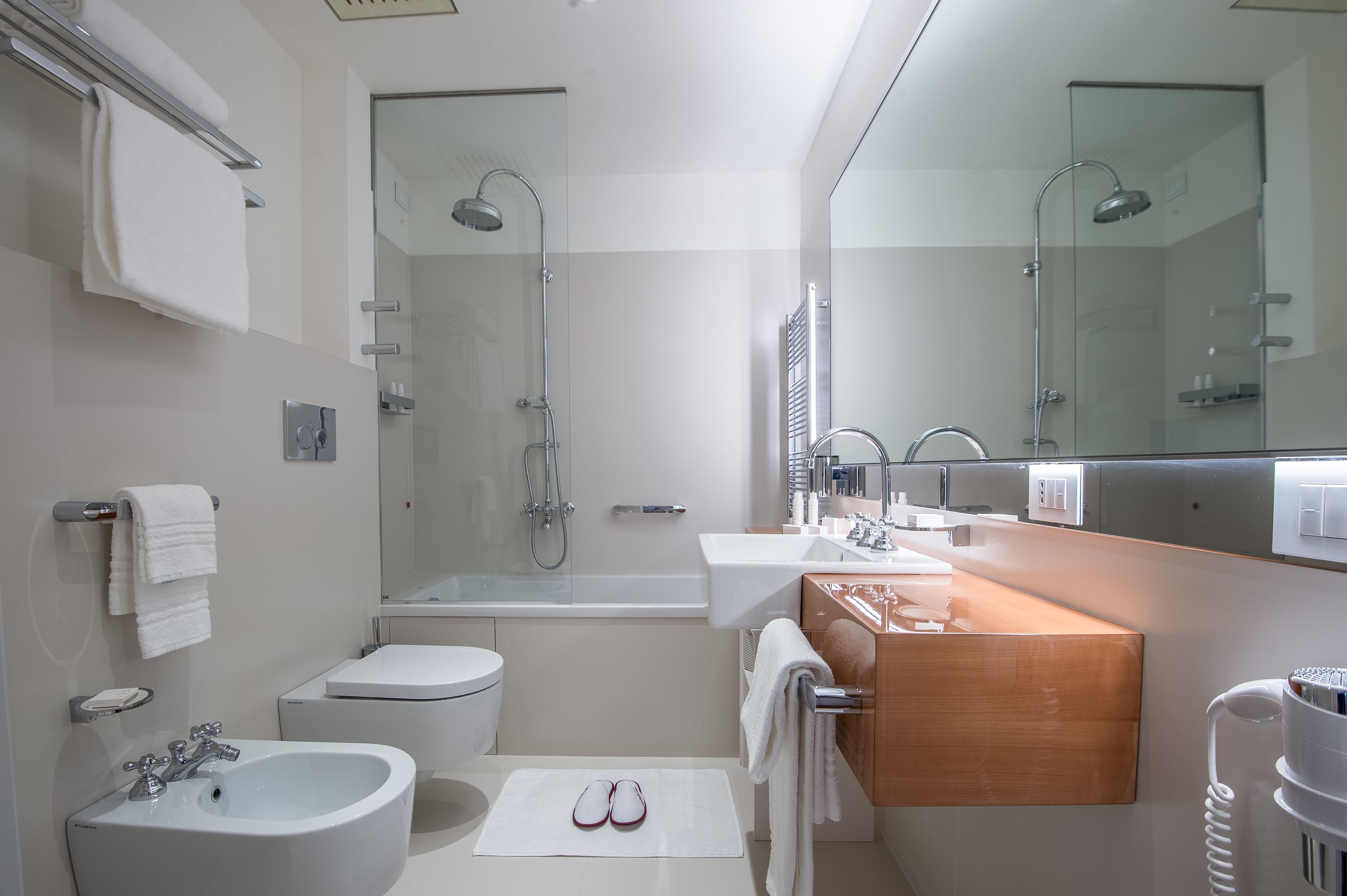 Une salle de bain moderne équipée d’une baignoire, d’une douche, d’un lavabo et d’un bidet.