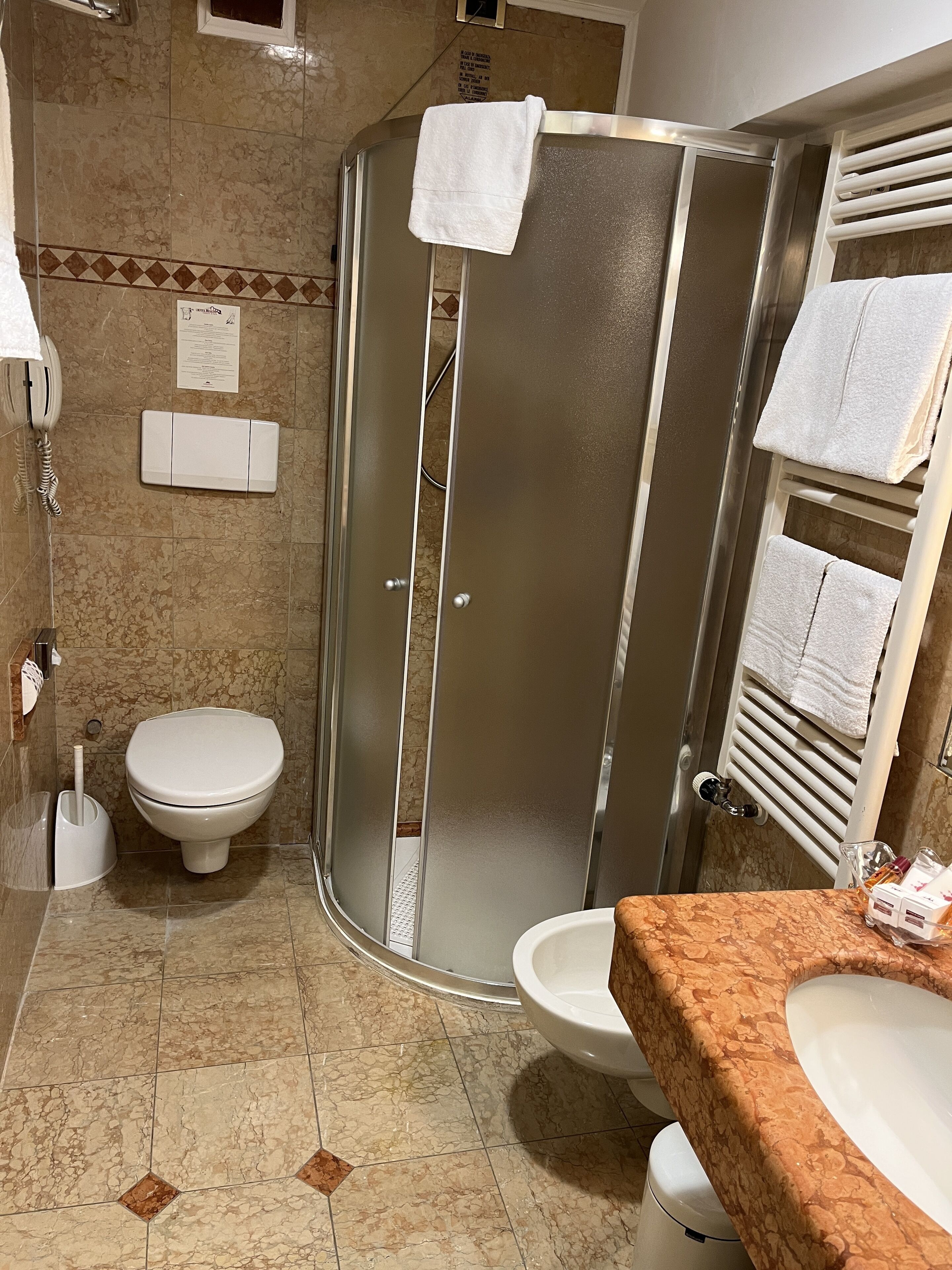 Ein Badezimmer mit Dusche, Toilette und Waschbecken.