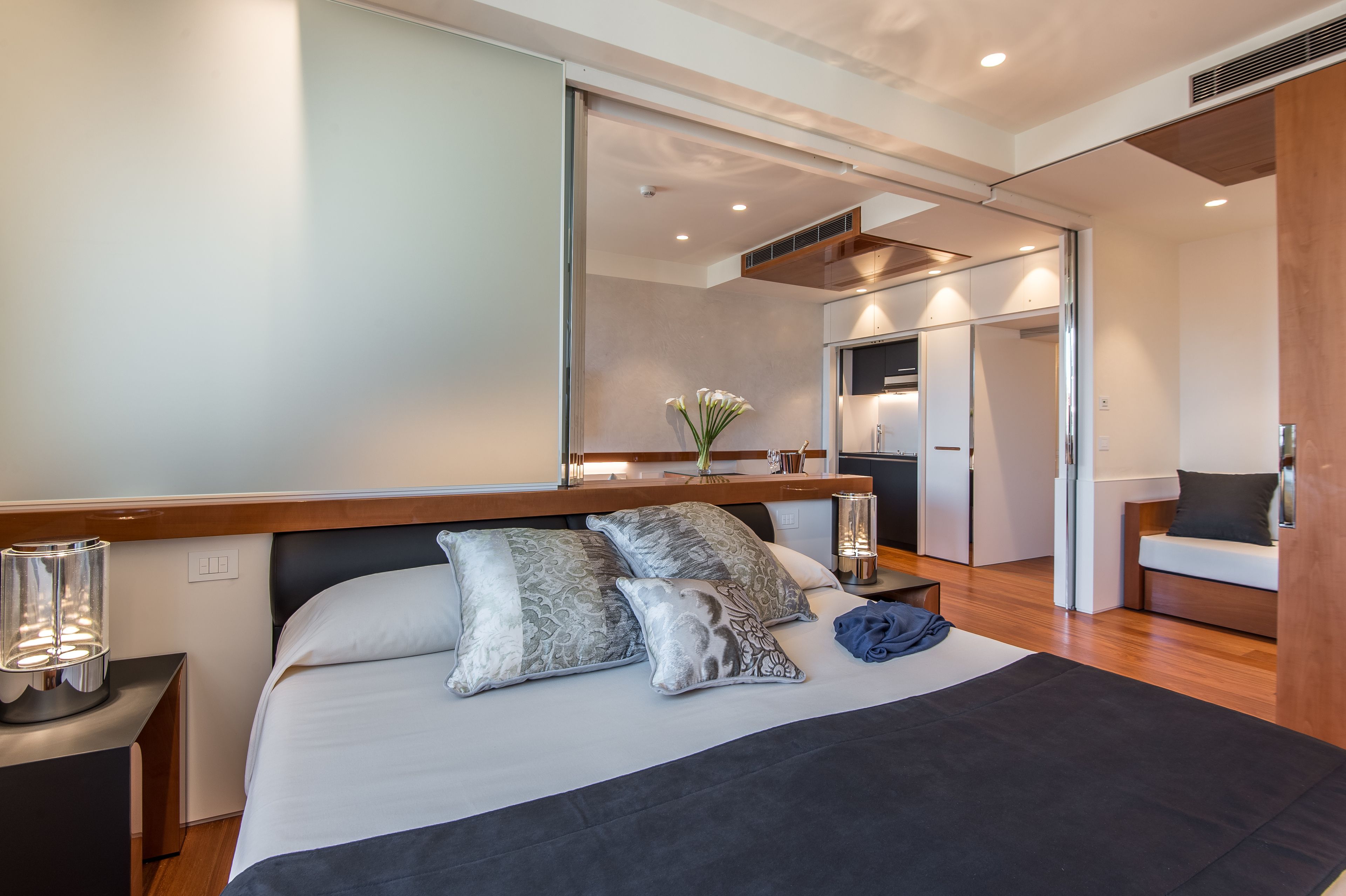 deluxe apartment, 1 bedroom, canal view (separate entrance with stair lift) | 1 bedroom, minibar, in-room safe, individually furnished