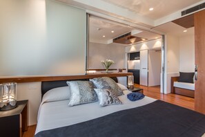 Apartemen Deluks, 1 kamar tidur, pemandangan kanal (separate entrance with stair lift) | Minibar, brankas, dan dilengkapi dengan perabotan berbeda-beda