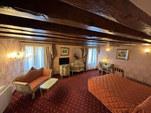 Suíte júnior, vista para o canal | 1 quarto, frigobar, cofres nos quartos, individualmente mobiliados