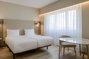Standard Plus Room, 2 Twin Beds | Minibar, caja fuerte, espacio para trabajar con un portátil