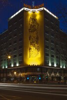 Fachada de la propiedad por la tarde o noche