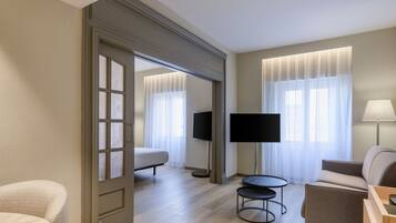 Minibar, pengeskab på værelset, arbejdsområde til bærbare computere