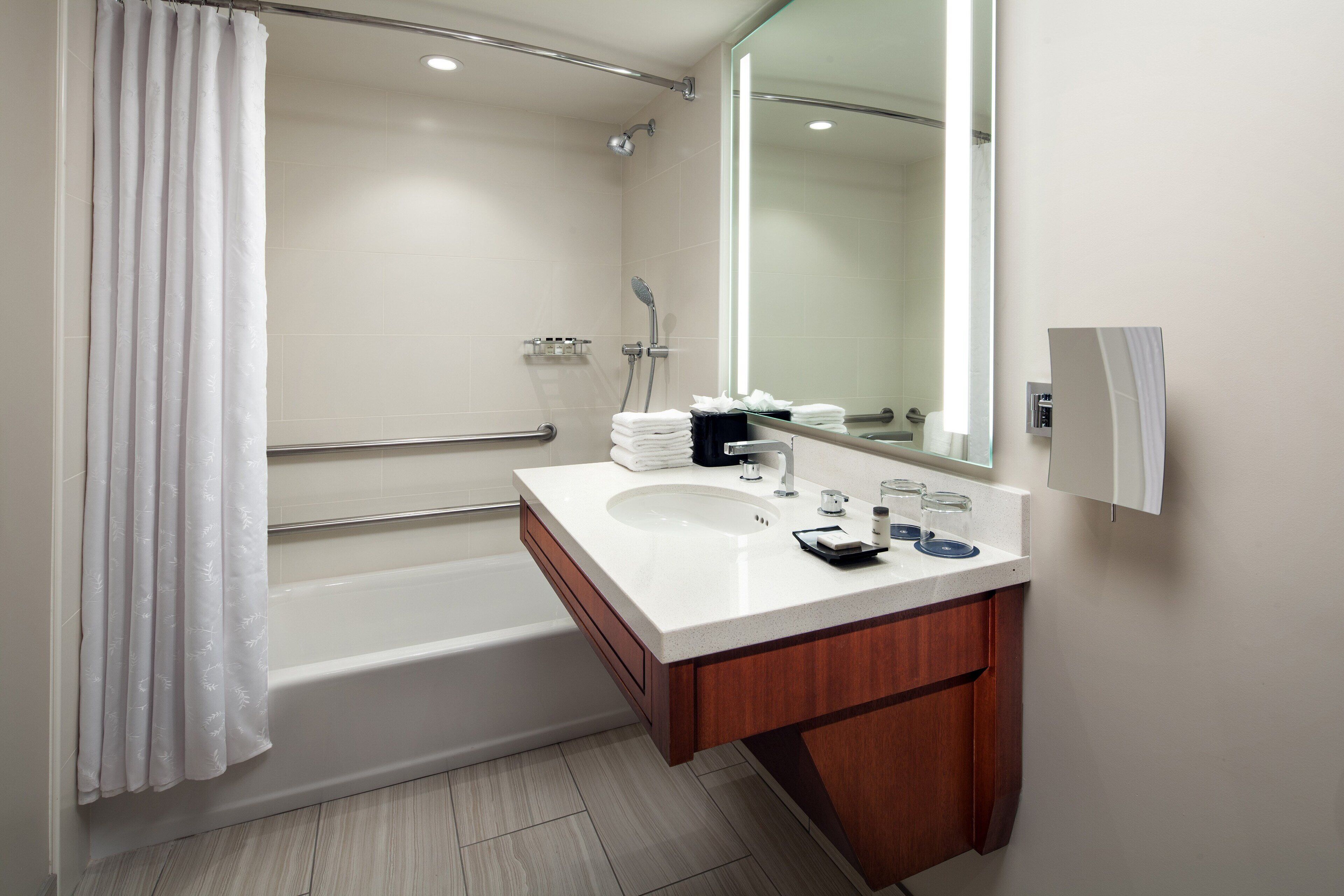 combined shower/bathtub, hair dryer, towels