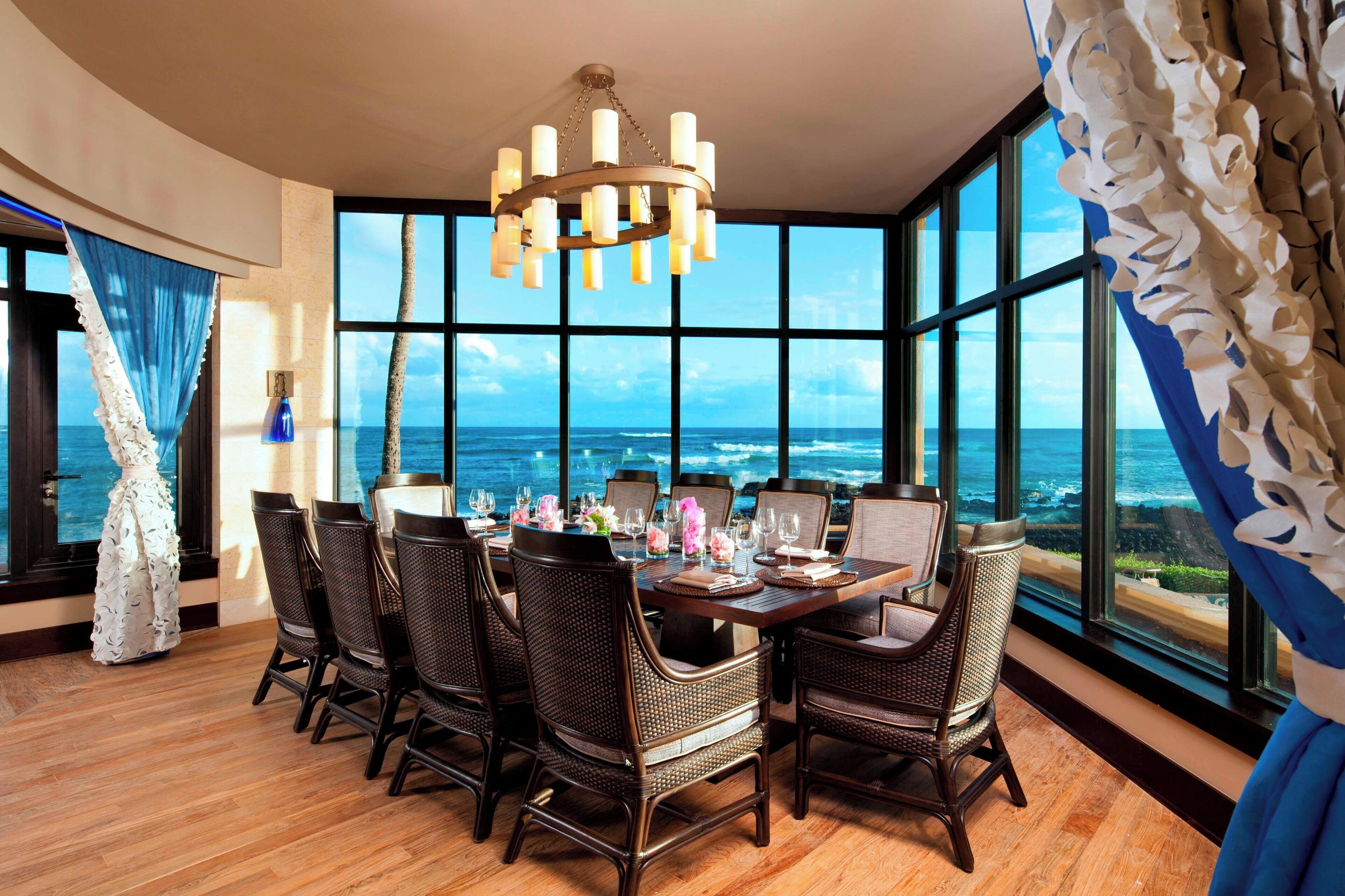 2 restaurants, breakfast, lunch, dinner served; international cuisine