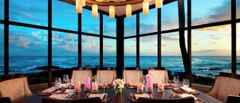 2 restaurantes, se sirven desayunos, comidas y cocina internacional