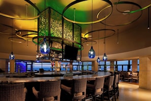 2 restaurants, breakfast, lunch, dinner served; international cuisine