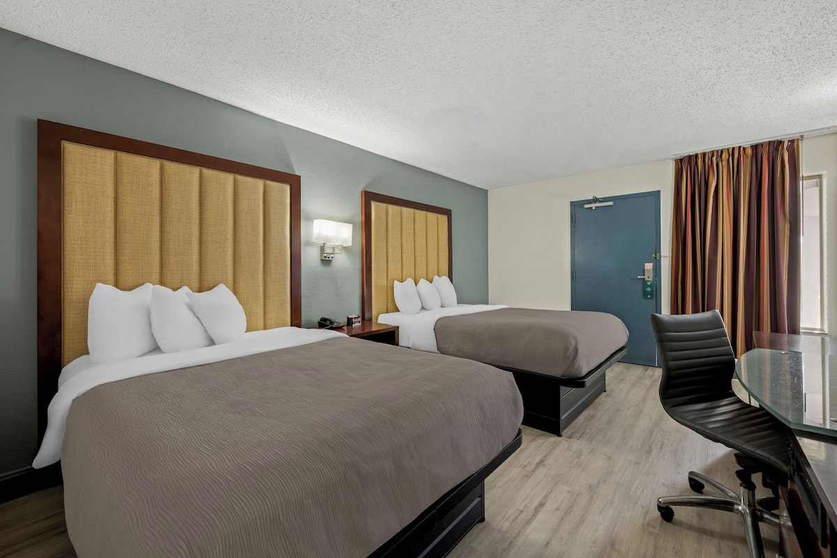 Escritorio, tabla de planchar con plancha, wifi gratis y ropa de cama