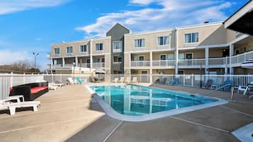 Kauden mukainen ulkouima-allas