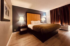 Chambre, 1 très grand lit, non-fumeurs | Bureau, fer et planche à repasser, Wi-Fi gratuit, draps fournis