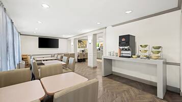 Ilmainen päivittäinen mannermainen aamiainen