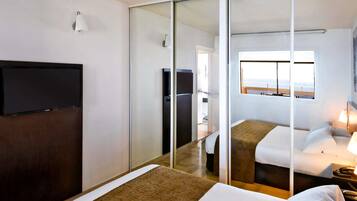 Apartamento, 1 habitación, vistas al mar | Caja fuerte, escritorio, sistema de insonorización