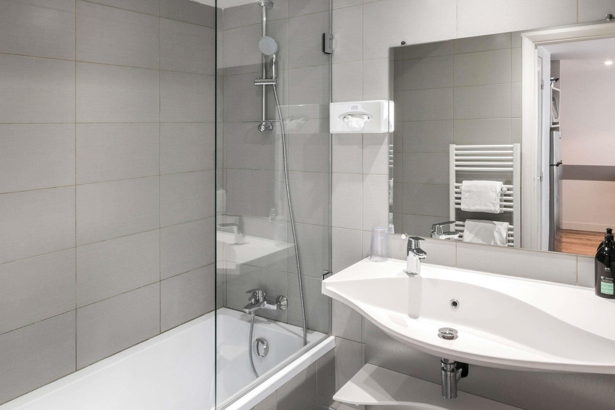 In-room safe, desk, soundproofing, iron/ironing board
