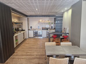 Café da manhã com buffet todos os dias (EUR 14 por pessoa) 