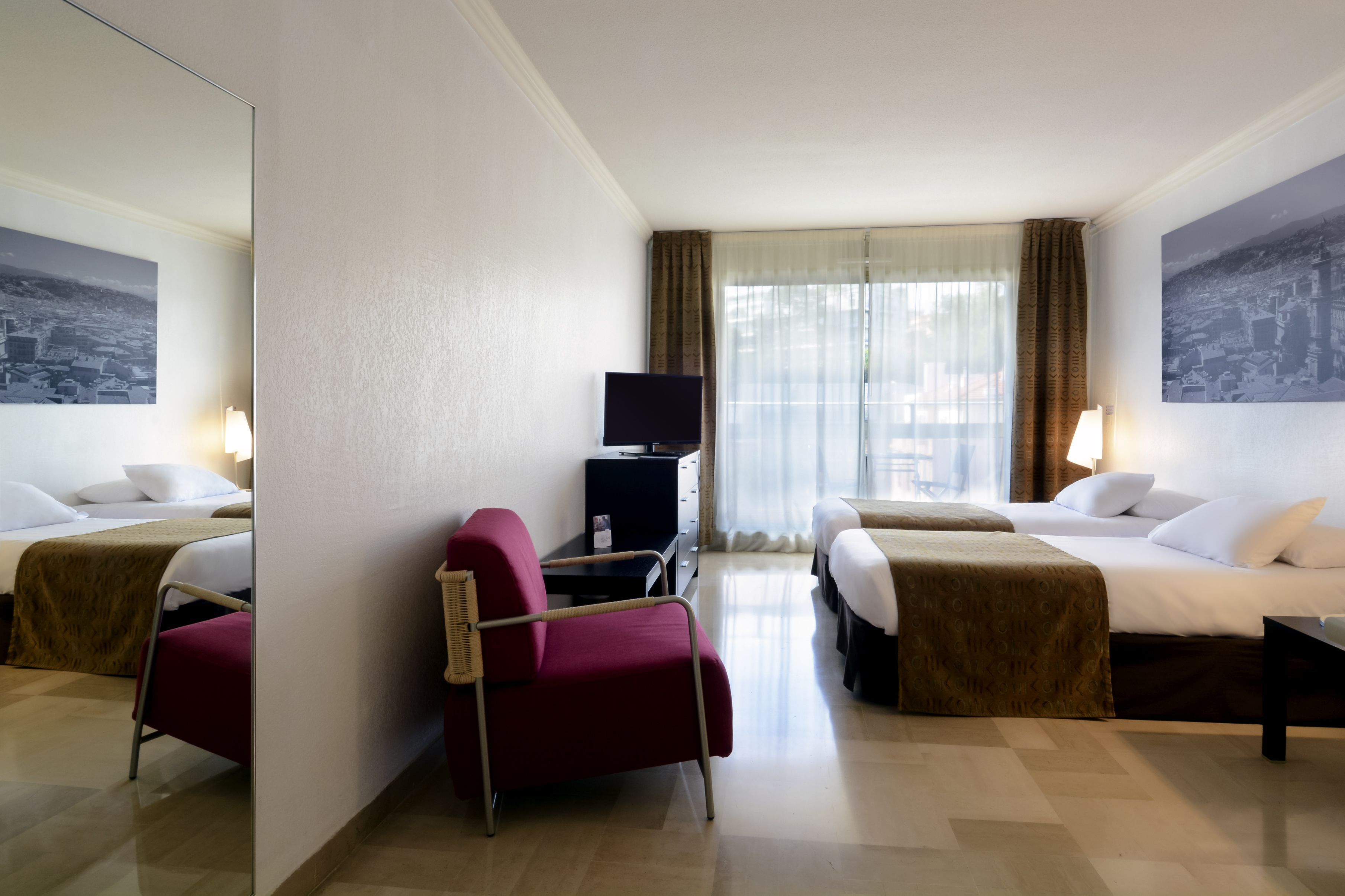 خزنة داخل الغرفة ومكتب وتجهيزات عازلة للصوت ومكواة/لوح كي