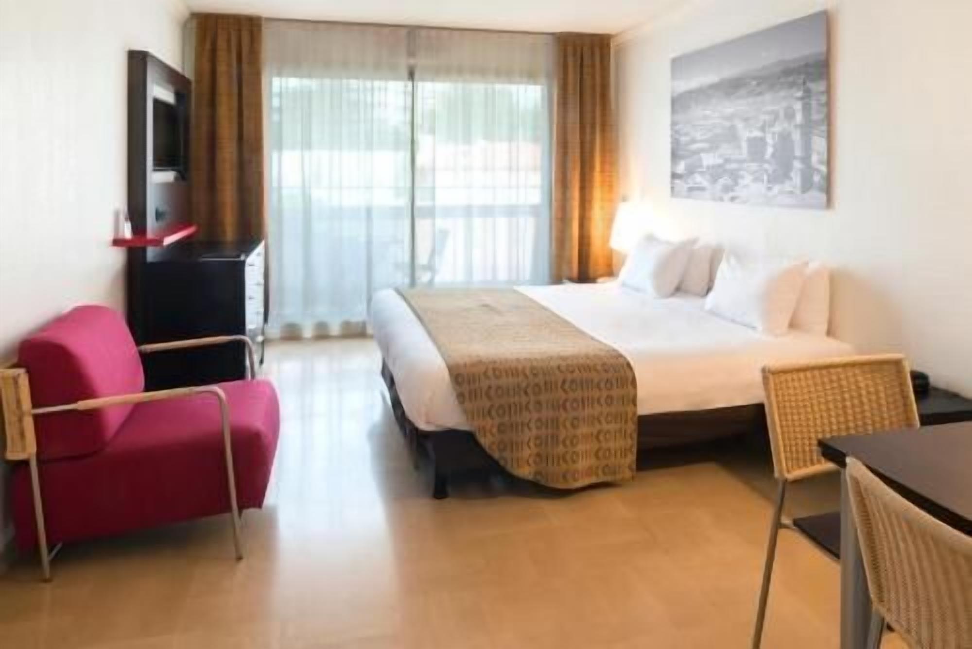 خزنة داخل الغرفة ومكتب وتجهيزات عازلة للصوت ومكواة/لوح كي