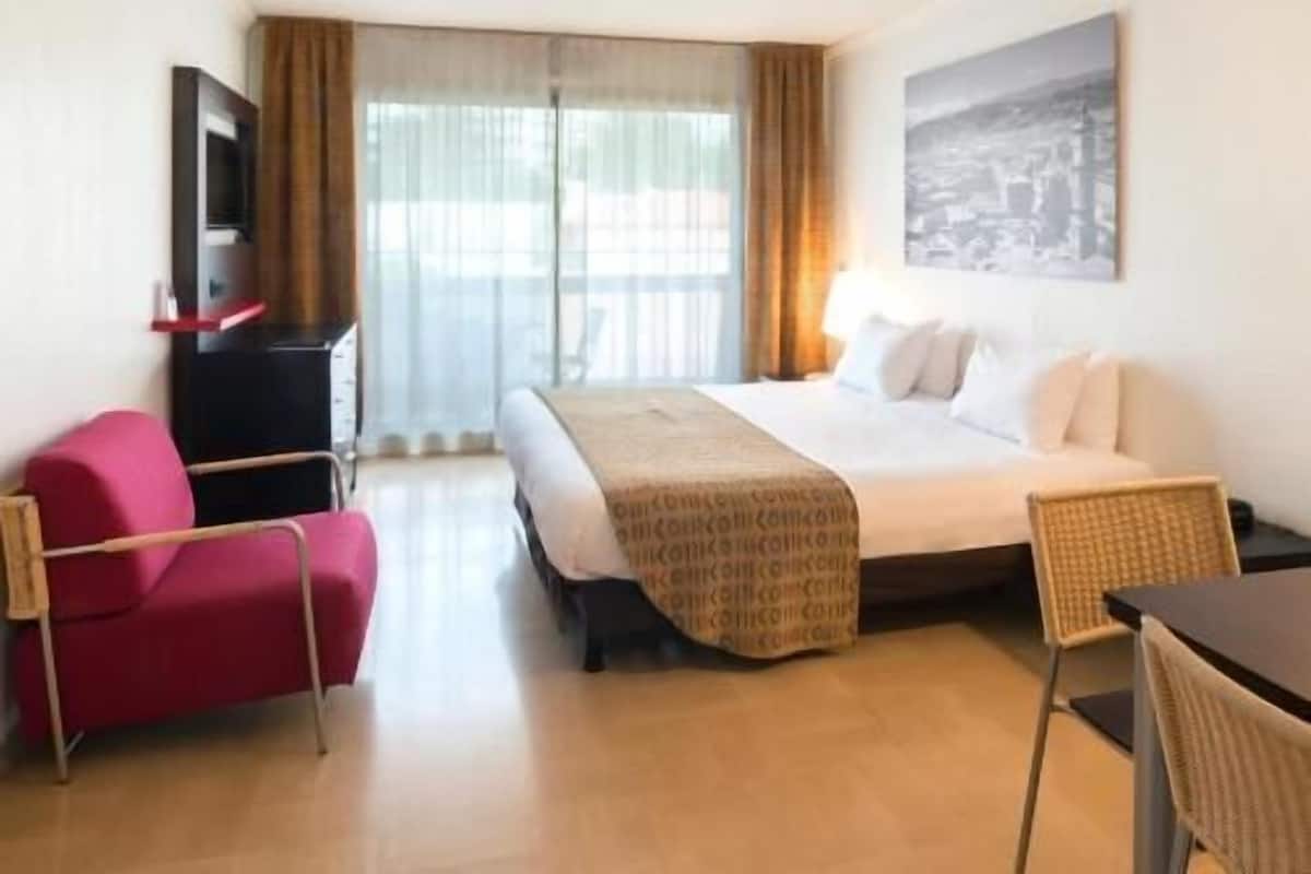 In-room safe, desk, soundproofing, iron/ironing board