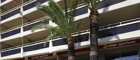 Un immeuble à plusieurs étages, doté de balcons et d’une enseigne indiquant « Adagio Avarthotel ».