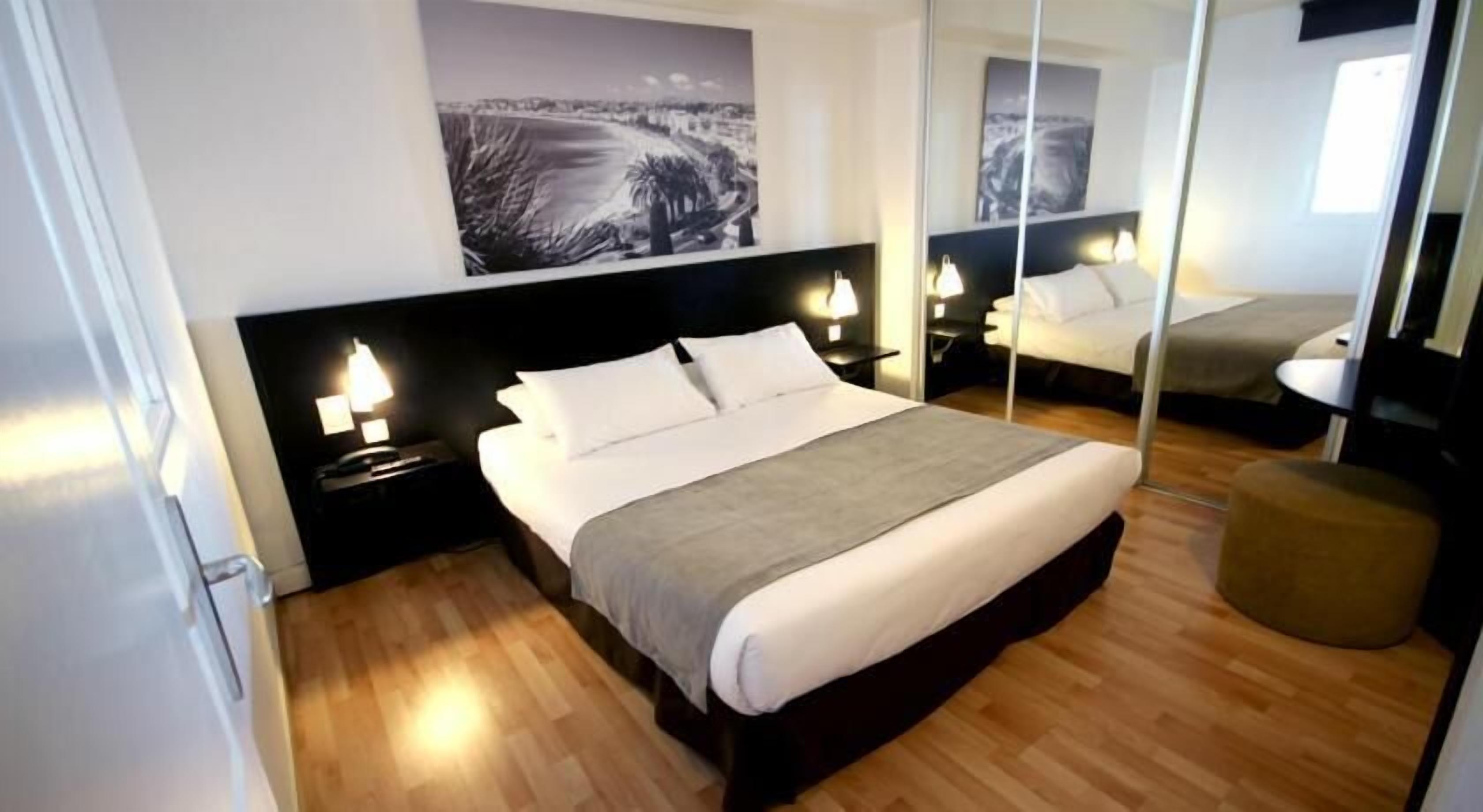 خزنة داخل الغرفة ومكتب وتجهيزات عازلة للصوت ومكواة/لوح كي