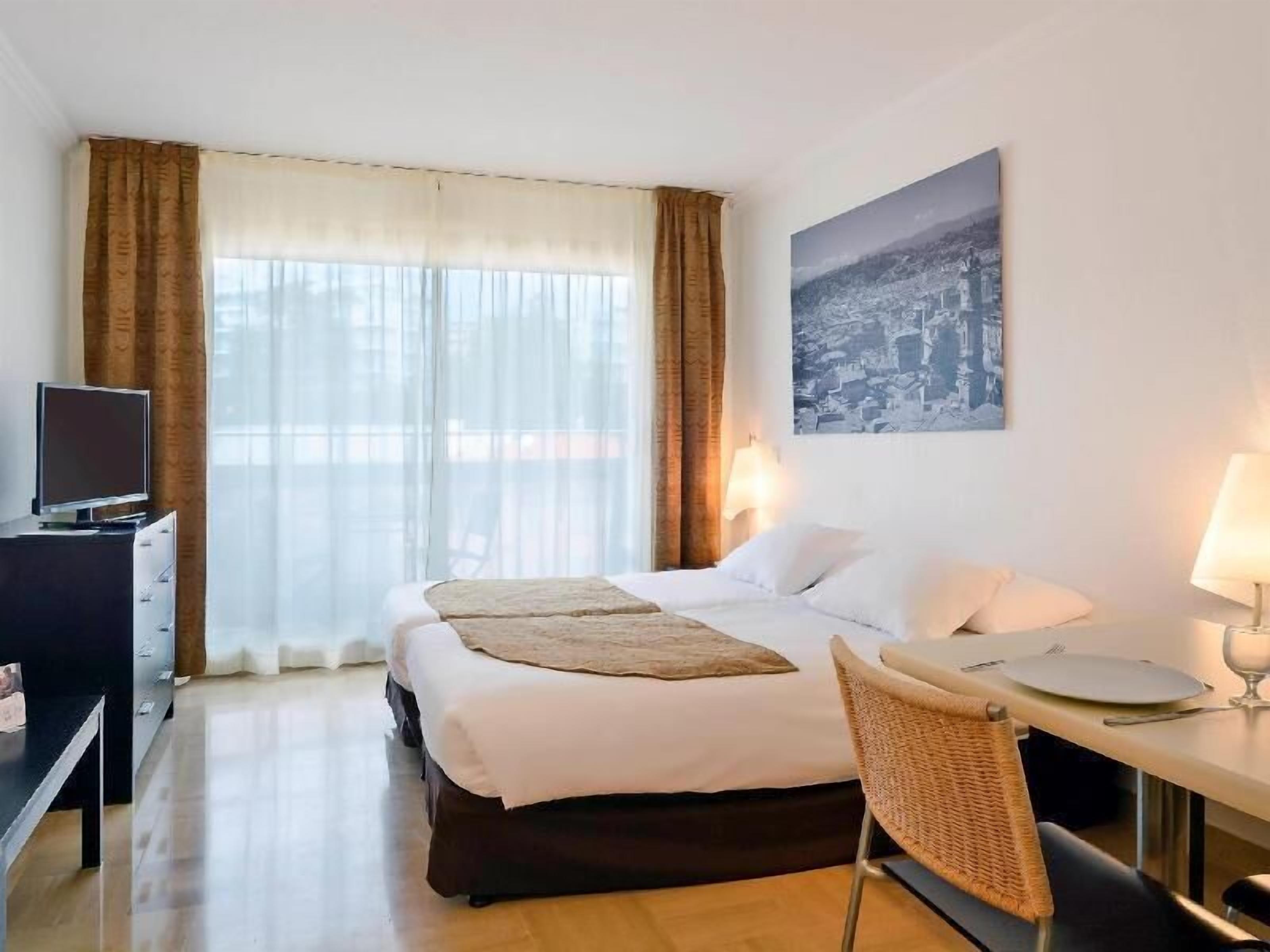 خزنة داخل الغرفة ومكتب وتجهيزات عازلة للصوت ومكواة/لوح كي