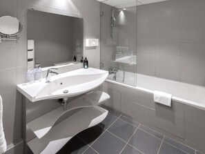 In-room safe, desk, soundproofing, iron/ironing board - Aparthotel Adagio Nice Promenade des Anglais (Nice)