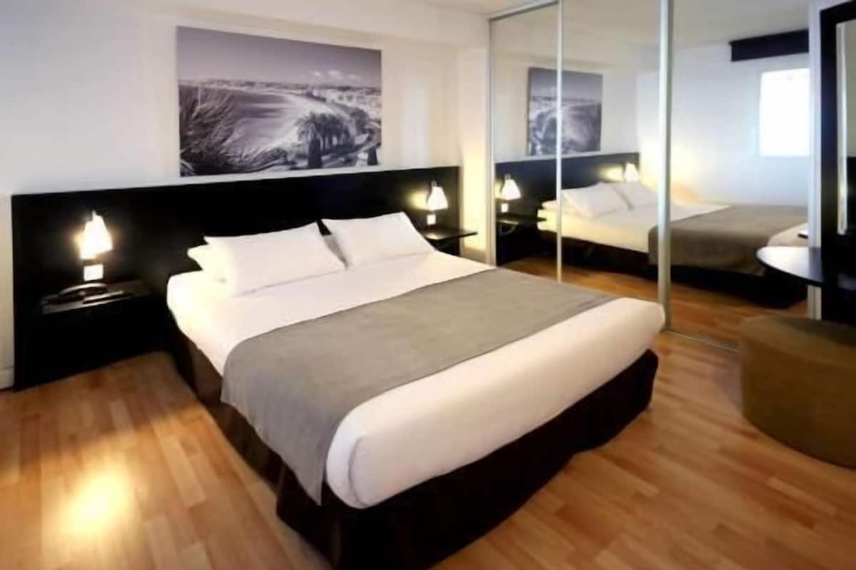 In-room safe, desk, soundproofing, iron/ironing board