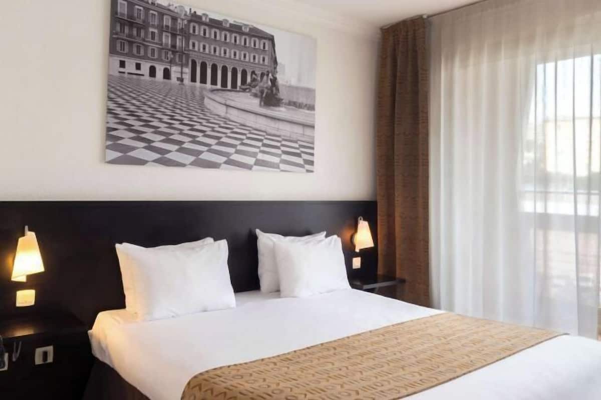 In-room safe, desk, soundproofing, iron/ironing board