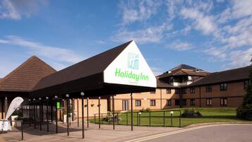 Señal de Holiday Inn con un cielo despejado al fondo.