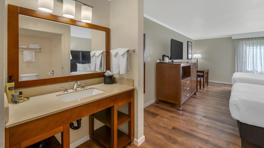 Best Western Plus Northwoods Inn