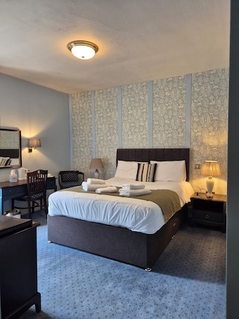 Decoración personalizada, escritorio, wifi gratis y ropa de cama