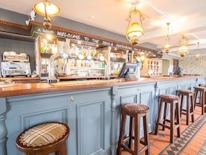 Bar (trong khuôn viên)