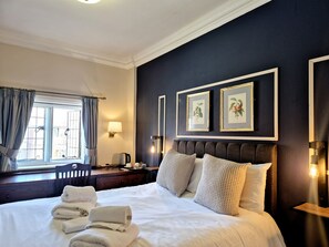 Standard Double Room | Individually decorated, desk, free WiFi, bed sheets - The Devil's Punchbowl Hotel (Hindhead)