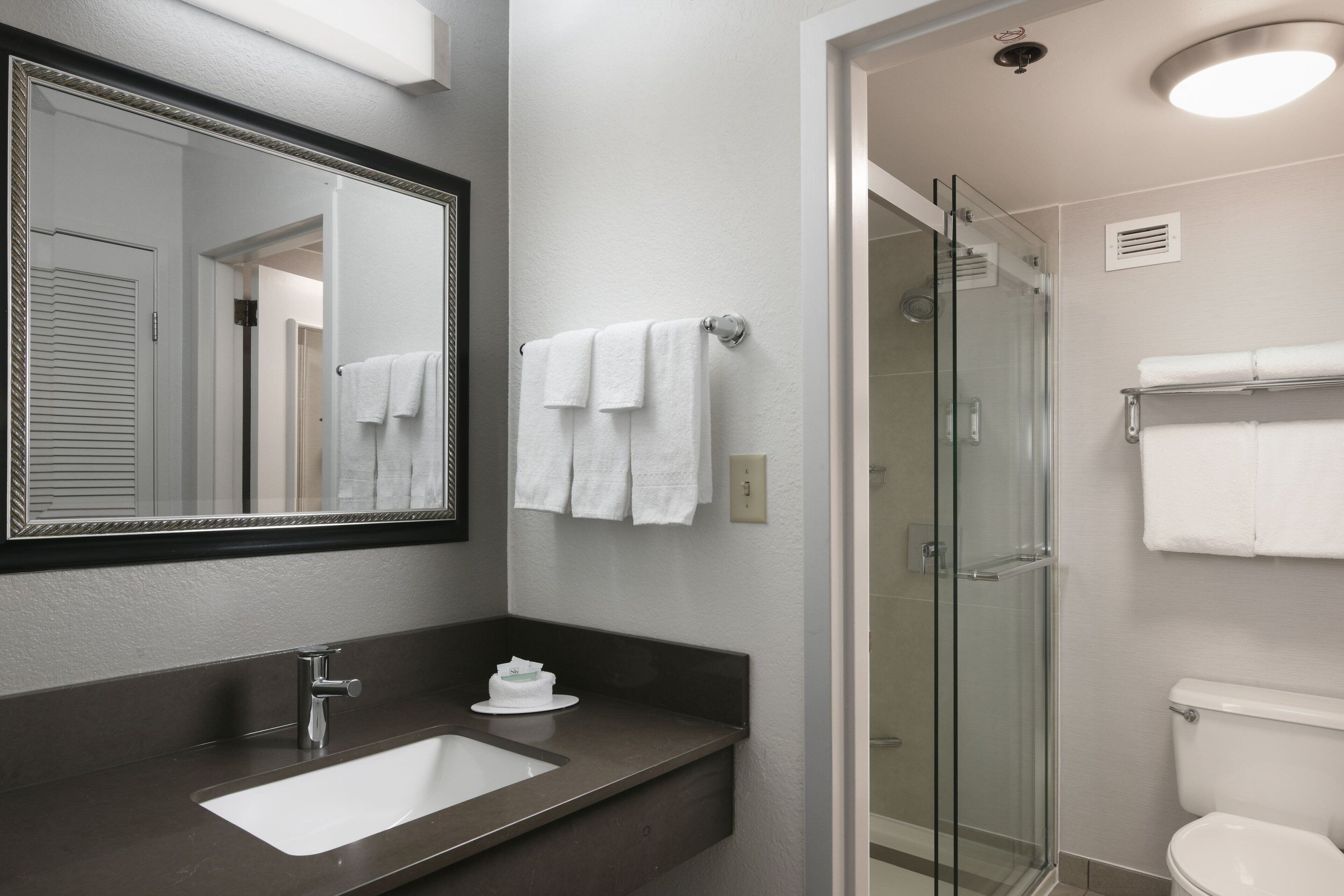 combined shower/bathtub, eco-friendly toiletries, hair dryer, towels