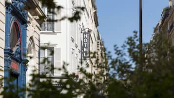 A hotel sign with "HOTEL" and "HOTEL DE MONTRAMONT" visible.